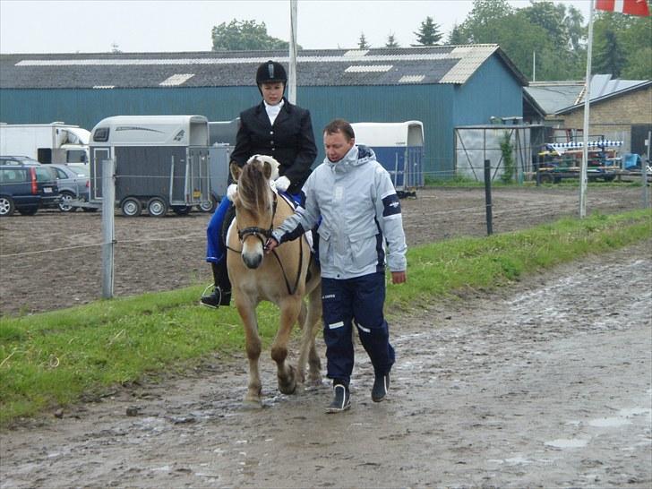 Fjordhest Vesterhedens Apollo - Far og Apollo. Takker far for super støtte for Apollo den dag.. (stævne fyn) billede 9