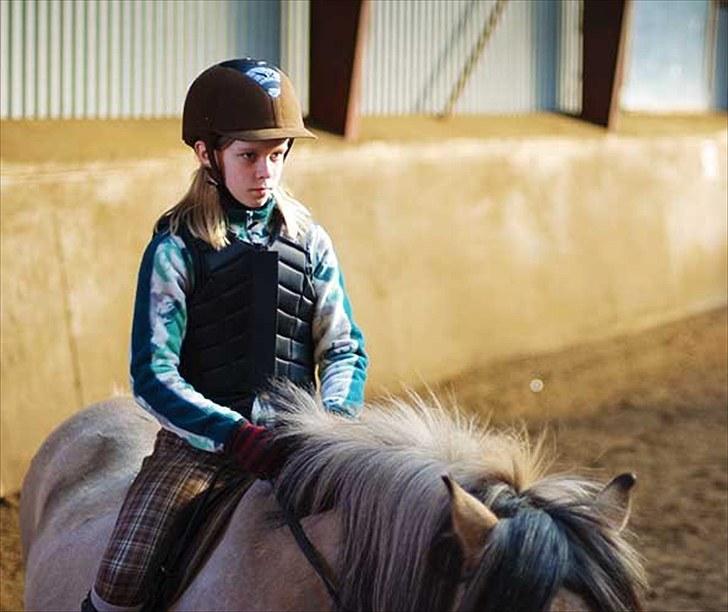 Anden særlig race Metle(rideskolepony) - og igen mig der rider på hende billede 3