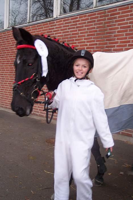Anden særlig race  Jasmin   - her er vi så efter vi havde været inde til præmieoverækkelse i krostymespringning vi var en kanin!! hehe billede 5
