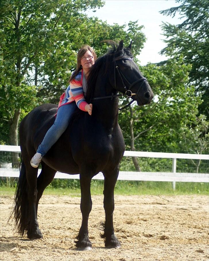 Frieser Tabasko Terplinggaard - Mig på min dejlige hest, uden sadel han er så sød(-: billede 11