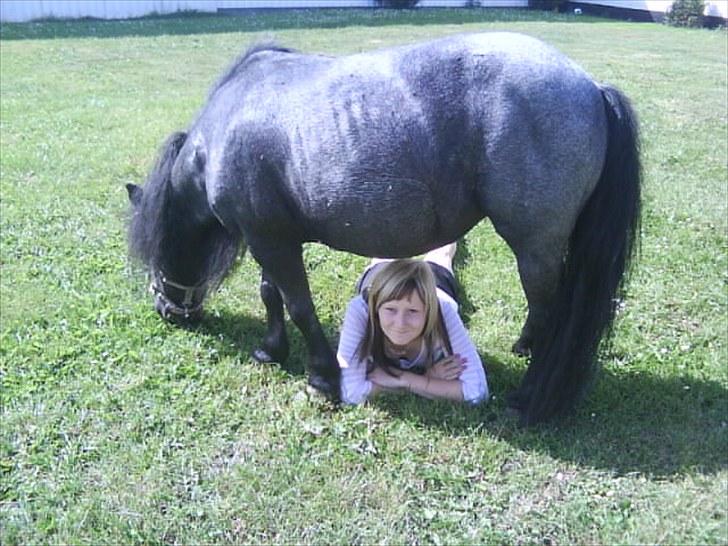 Anden særlig race Tøsen<3 - 2:Mig der lægger under tøsen<3... :) billede 2