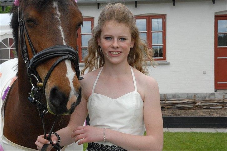 DSP Svanfolks Rebecca - Ved min konfirmation, jeg red hjem fra kirken, min lillesøster og Karin havde syet et dækken;D<3 Rebecca hentede mig nede ved kirken hvor vi red hjem, hun var så sød! Jeg er virkelig taknemmelig for alle de folk der gjorde så meget for mig! TAK billede 6