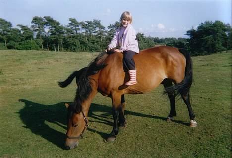 Anden særlig race **Fru Nielsen** (SOLGT) - Fr.Nielsen og bettesøs Stine .. billede 1