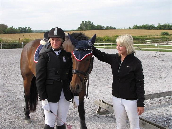 Oldenborg Harely Søndergård <3 Solgt - stævne den 8 aug 2010, med Louise på ryggen, da han havde sparket/stået på min fod og ikke kunne ride, de var heldigvis så gode sammen ! ;) en stolt mor ;) billede 15