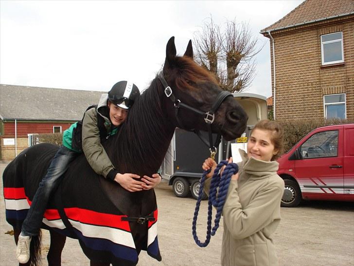 Traver Black Progress - Bettebror lige oppe og sidde på drengen, det kan godt være man har startet løb, men træt? Næ nej! billede 19