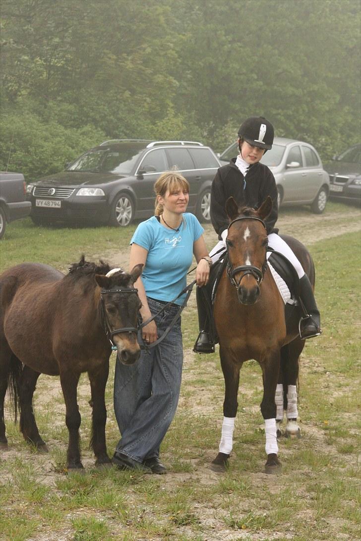 Anden særlig race Julle - Her ses Julle og hendes føl Jasmin. Jeg holder dem og Julie sidder på Jasmin :)
Foto: Line Skou billede 3