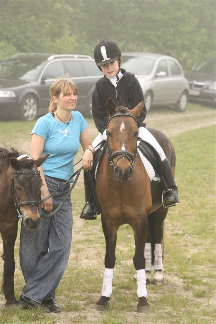 DSP Jasmin - Mig der står med de to ponyer. Julie skal til at ind på banen på Jasmin (;
Foto: Line Skou billede 8