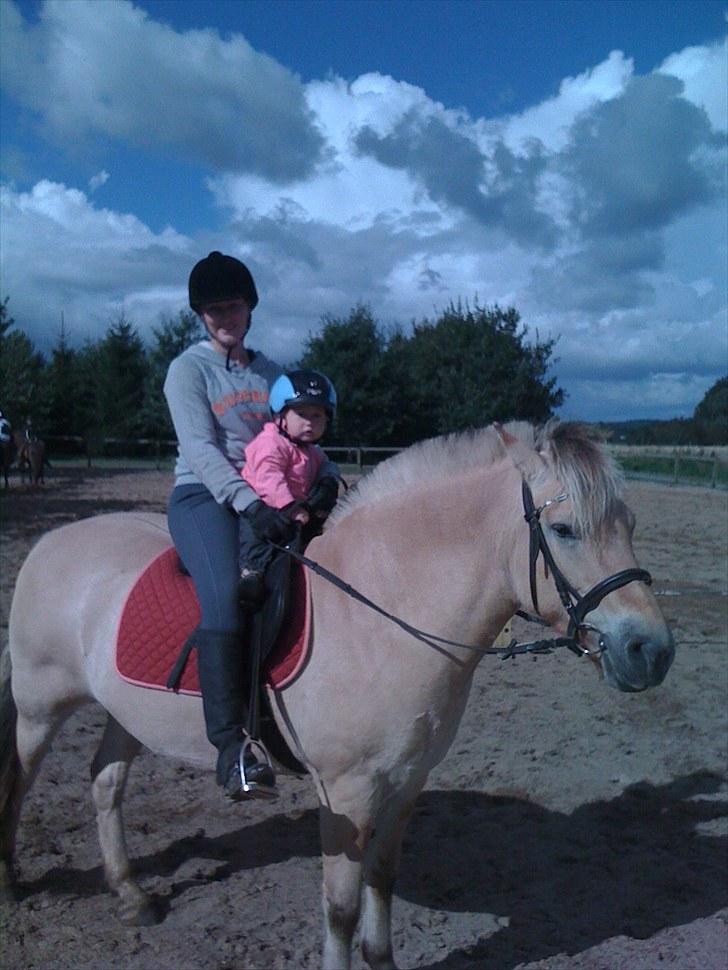 Fjordhest Ronja - Min yngste Nicoline på knap 1½ år og jeg.. billede 17