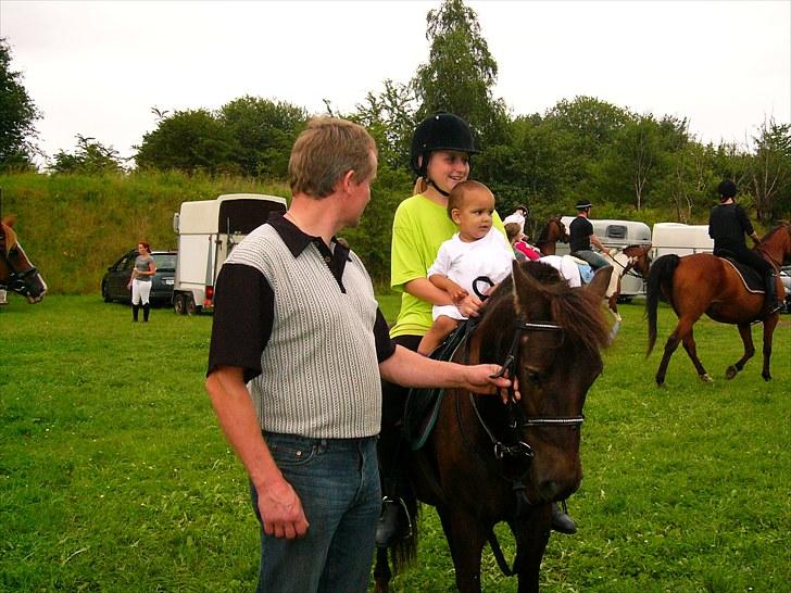 Gotlandsruss Tazz <3 *SOLGT* - Tazz er så børnevelig, her sidder jeg med min niece Chaline, og min far ved siden af :) billede 6