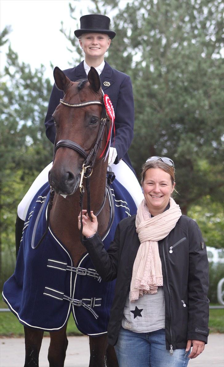 Trakehner Indoro - Mig og Charlotte (indoro´s ejer) efter præmieoverrækkelse DM 2010 billede 20