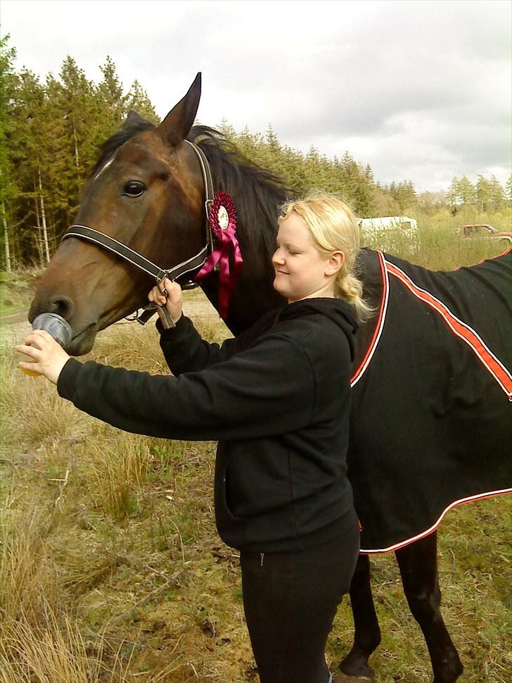 Anden særlig race bianca (R.I.P. I Love Y) - Vores første Distance stævne sammen. 15 km. træt og glad.
(Hun ville have min juice) ;-) billede 1