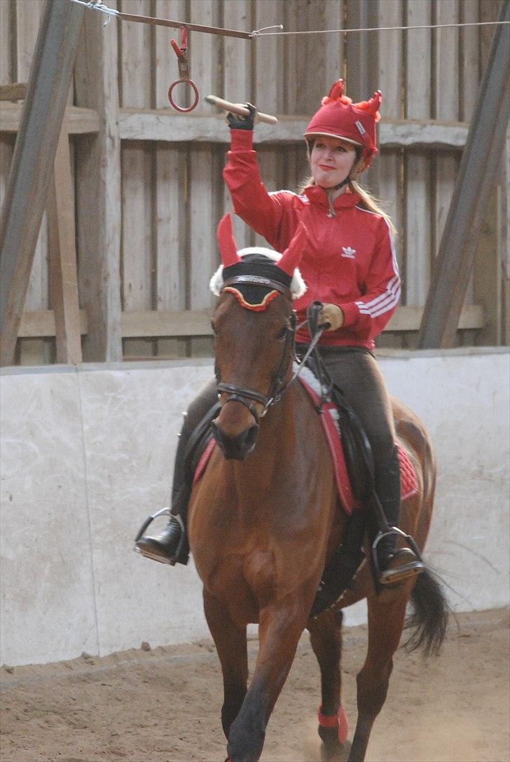 Holstener Pantene Pro-v [tidl. låner] [DØD] - fastelavn ring ridning 2011 (; vores første ring ridning sammen & vi fik 6 ud af 10 (; vi var klædt ud som djævle ;p foto: judith billede 2