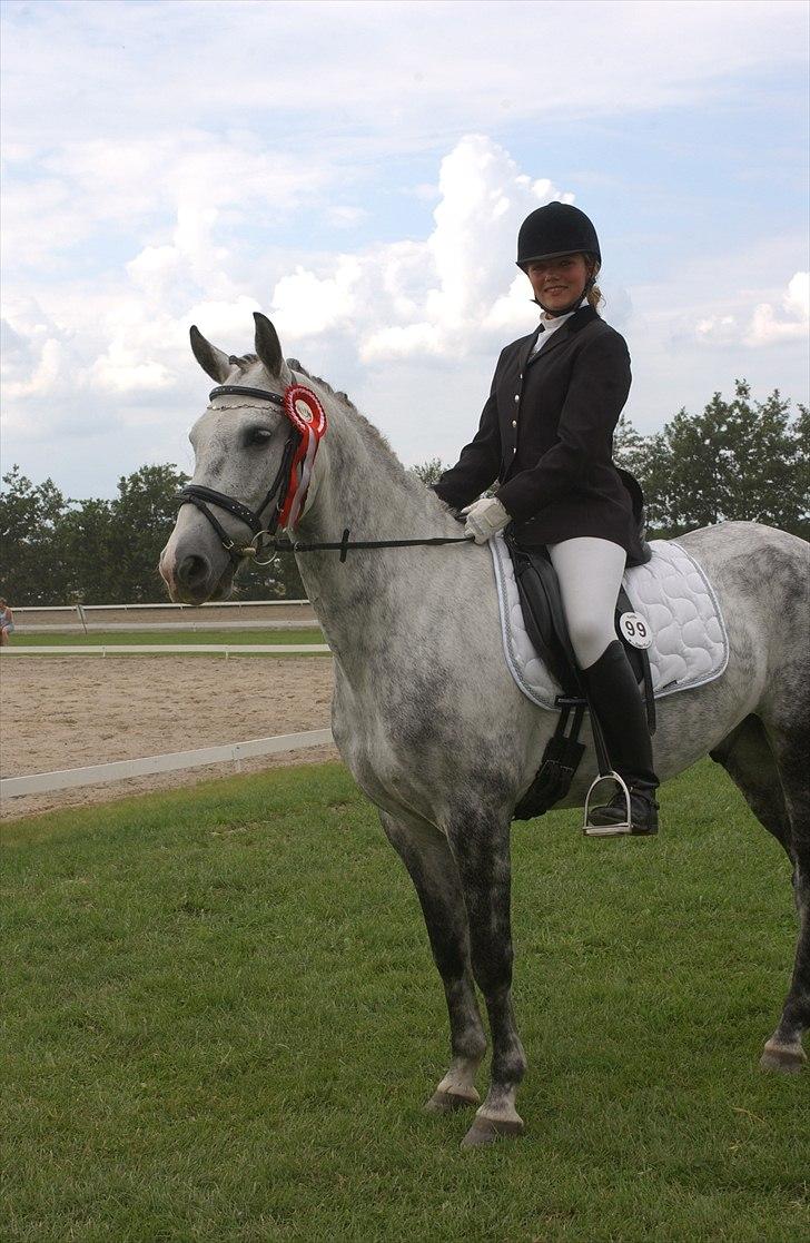 Tysk Sportspony Max 375 R.I.P <3 - Max og jeg 2004, hvor vi vandt en La3 med 83 % hehe, det var en lidt vild dag :) billede 4