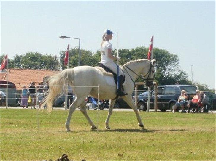 Anden særlig race smilla englehesten<3 R.I.P<3 - mig og smilla til skærbæk byfest ringridning :D<3 3plads (: billede 8