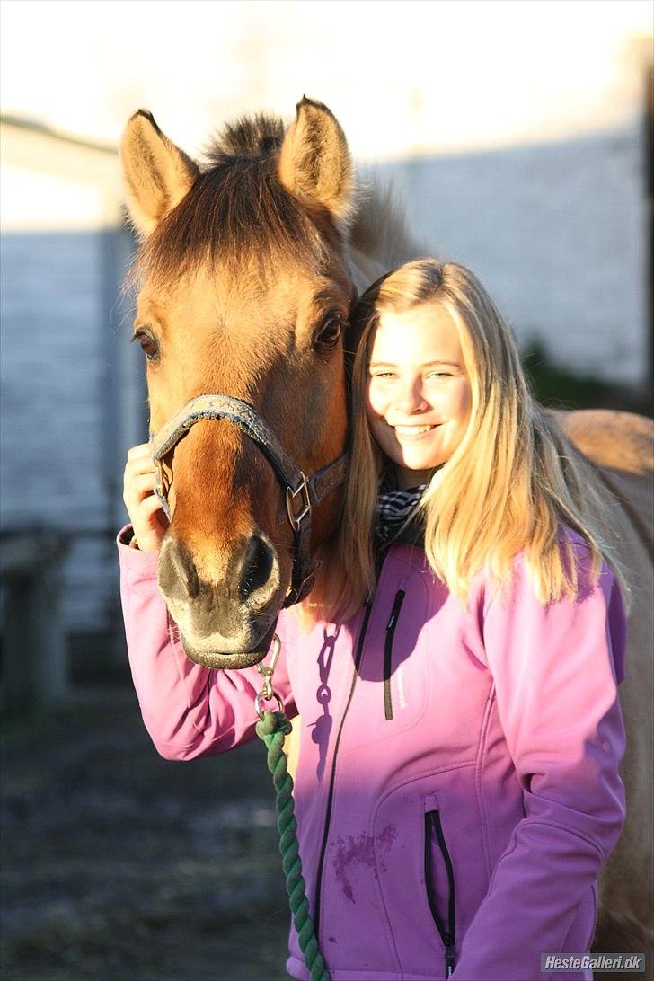 Anden særlig race | Alfons Åberg<3 *Part* - 20) Min bedsteven&jeg ude ved stalden, September 2010. Foto: Rikke D. Sørensen billede 20