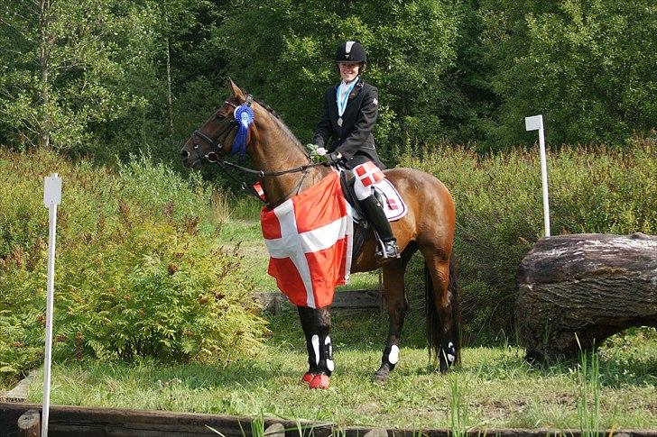 Dansk Varmblod Falypso Bell - Falypso og jeg ved vandgraven i Finland, efter præmieoverrækkelsen. NM 2010 billede 19