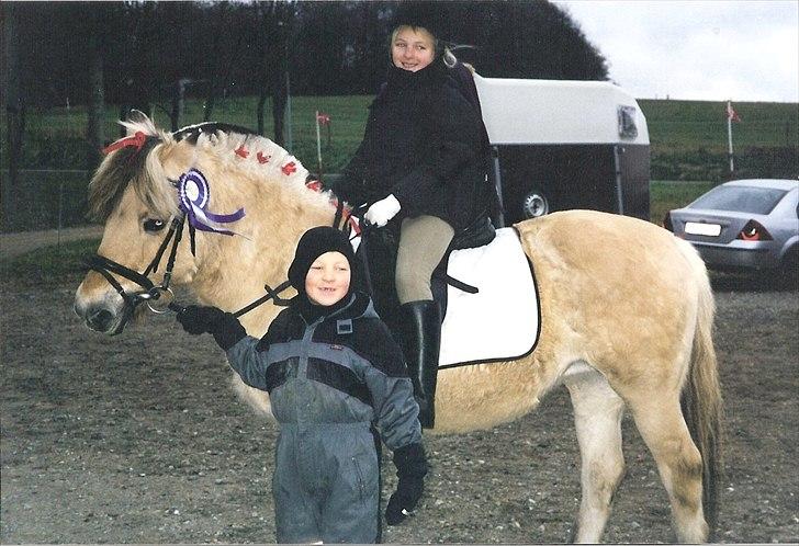 Fjordhest BINE R.I.P. - 12. Min lillebror, Daniel, Bine og jeg efter 2. plads til julestævnet i MORK i 2002 billede 12