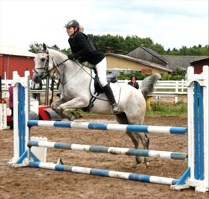 Arabisk fuldblod (OX) IS Anushka OX - Anushka og jeg :D Stævne d. 29/05 2011. Taget af Emma Friis Petersen :)! billede 1