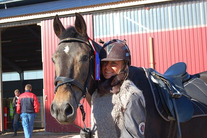 Anden særlig race Sascha - Dejlige Sascha & mig med vores rosette, som vi fik efter en fejlfri runde i portridning, til fastelavnsstævnet d. 6/3 11 :D billede 15