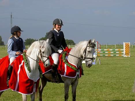 Anden særlig race Mirco(solgt) - 11) mig og mirco bag ved Louise S (herinde fra) og korreborgs jones.  billede 11