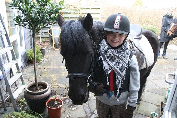 Anden særlig race Lucy - 3 gang jeg rider hende, hjemme i haven xD Foto: Far billede 4