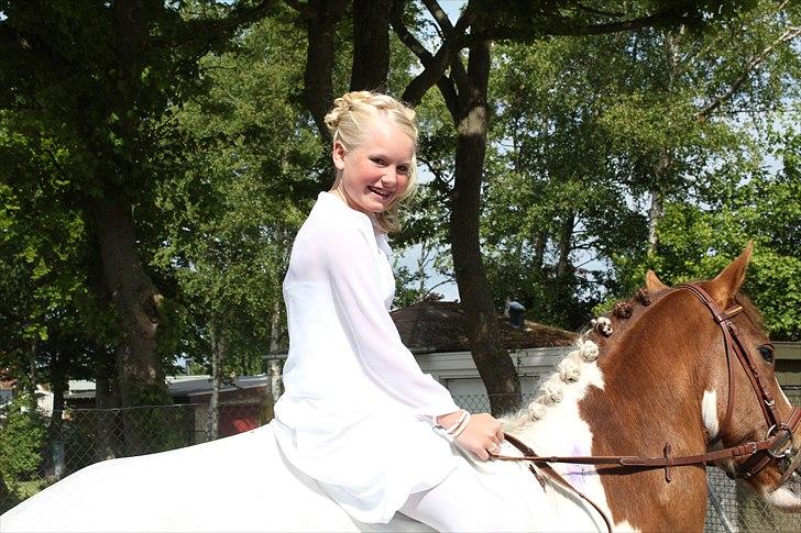 Anden særlig race Prins Engholm~  Solgt...-( - Prins Engholm og Stine udenfor kirken til Stine's konfirmation billede 1