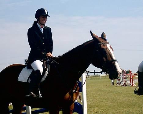 Dansk Varmblod NAPOLI - Præmieoverrakkelse LA, Christina red fejl bane, derfor ser Napoli lidt misfornøjet ud, hun glemte banen halvvejs og måtte derfor lave en volte for at komme videre. 3. plads :) billede 15