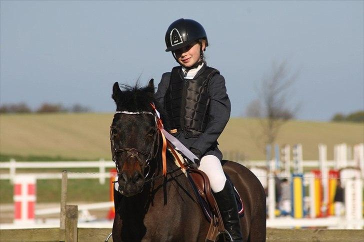 New Forest Eskehøjgaards Rumle - Mit første stævne på Rumle- Helsinge Rideklub i påsken 2011 hvor vi rider LC LB billede 9