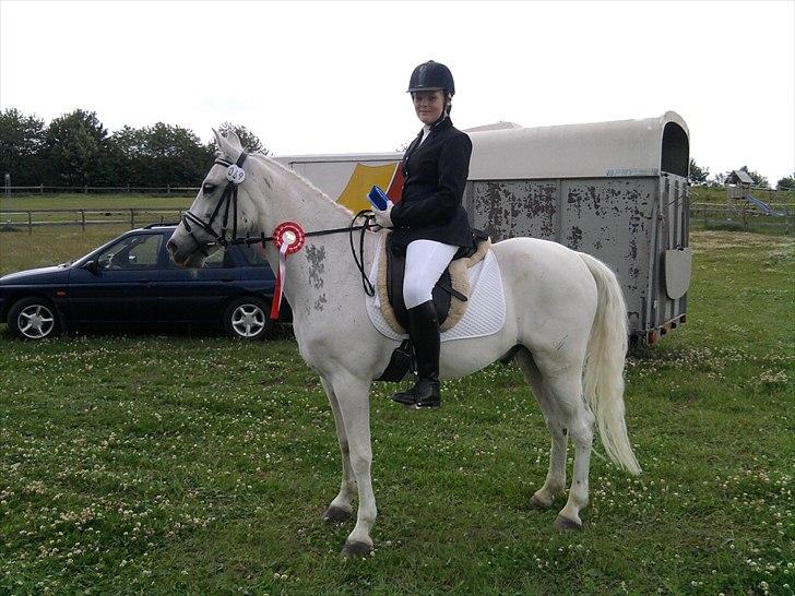 Anden særlig race Søvinds Silvermoon <3 R.I.P <3 :'( - vandt første halvdel af kommune mesterskaber i dressur <3
red til 68.33
Foto: Mor billede 4