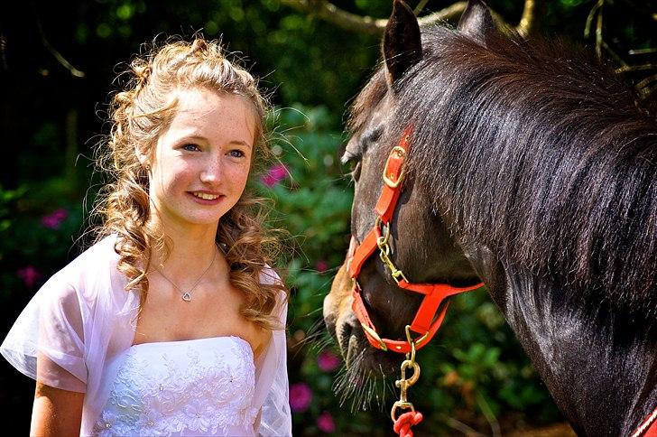 Tysk Sportspony Melody 52 - Melody og jeg på min konfirmationsdag :* billede 8