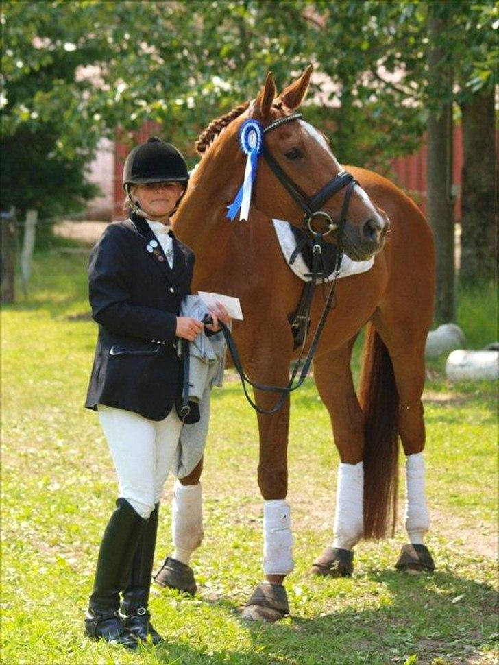 Fuldblod (XX) Cadence - Kaj og jeg efter vores debut som stævneequipage :-) 12.06.2011 -HJRK - 66% i vores første LB3 :o) billede 16