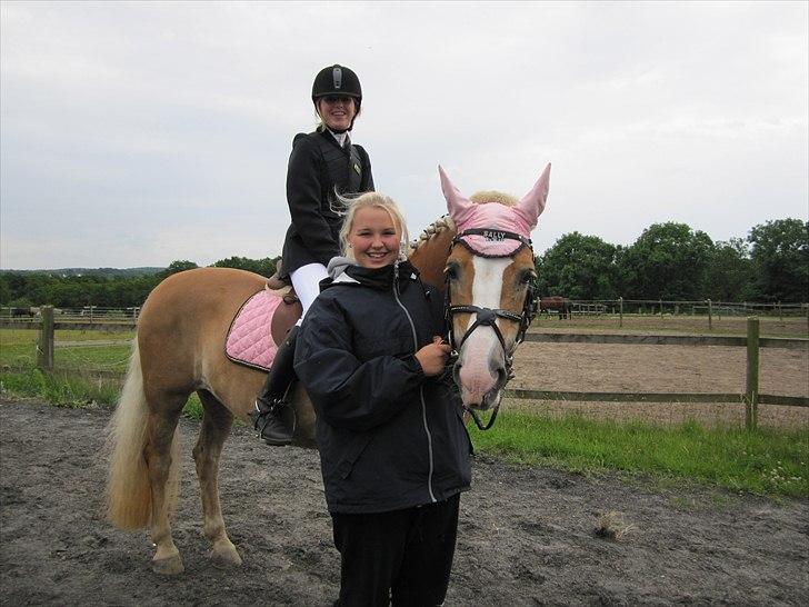 Haflinger Studgårdens Sally<3 *STJERNEN* Savnet :'(<3 - Emilie sally, og mig lige efter de havde sprunget til klubmesterskaberne 2011 de blev først upl, og vandt dressuren :D
Jeg er så stolt af dem begge :) min stjerne pony sejre igen :) billede 3