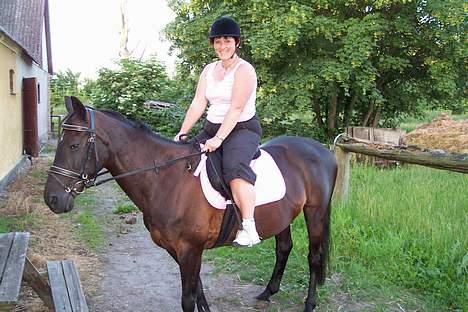 Anden særlig race  Jasmin   - hehhe her er min mor så lige kommet op det er anden gang hun rider i hele sit liv billede 15