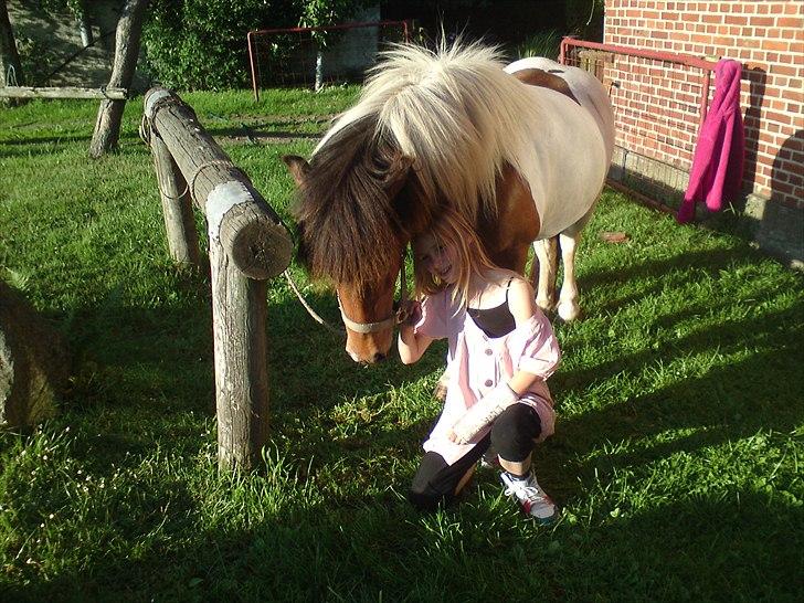 Islænder vera - gode venner kan lave alting sammen, men kun de bedste venner er istand til at lave ingenting sammen<3-her er mig og tøsen, mig med en brækket arm:) billede 5