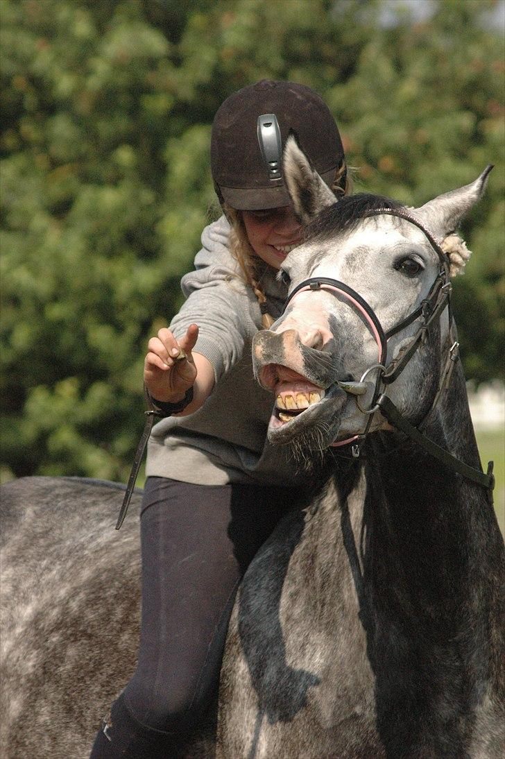 Oldenborg Cassandra *STJERNE* - Cassemusen og jeg<3 Og hendes smiletrick :')<3 Juli 2011 *Foto: Lea* billede 2