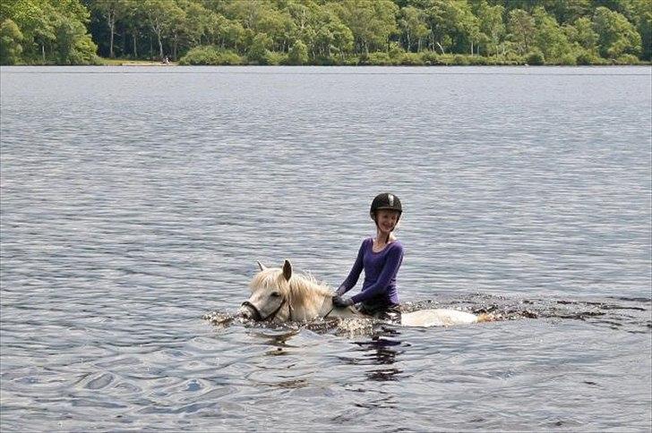 Islænder KRAFSA FRA RAVNEKROGEN |Skadet| - 18. Skovtur med pigerne fra REB, er ude og bade, det var så hyggeligt<3

"dette glansbillede er kun et billede. det viser ikke tillid, kærlighed eller noget.. dette er et symbol. kun jeg ved hvad der gemmer sig bag det" billede 18