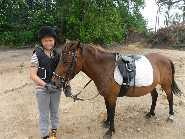 Anden særlig race Mia - Min søster Lærke og Mia efter en ridetime :) billede 12