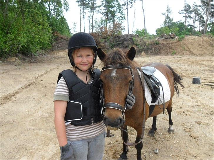 Anden særlig race Mia - Min søster Lærke og Mia efter en ridetime :D <3 billede 2