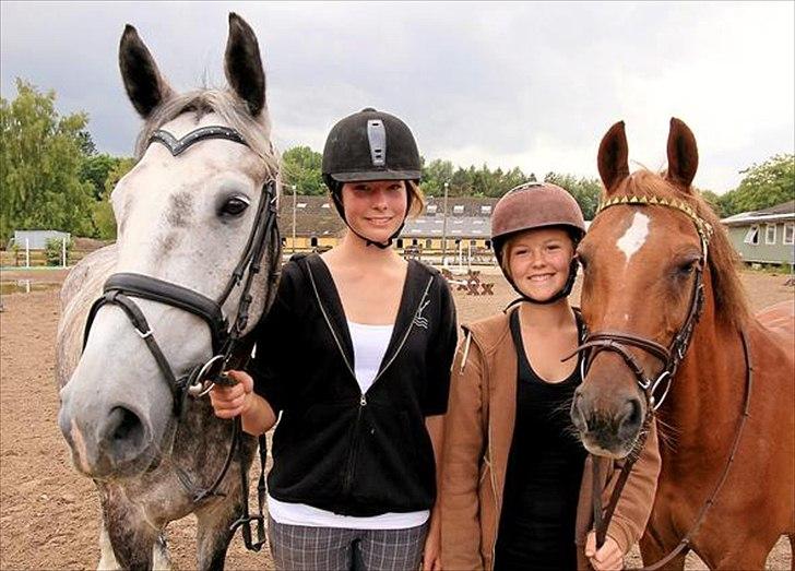 Anden særlig race Piccolo  - Mig og Emma blev interviewet til Frederiksborg Amt Avis på ridelejren :D En af billederne der kom i avisen ;D [Foto: Allan Nørregaard] billede 13