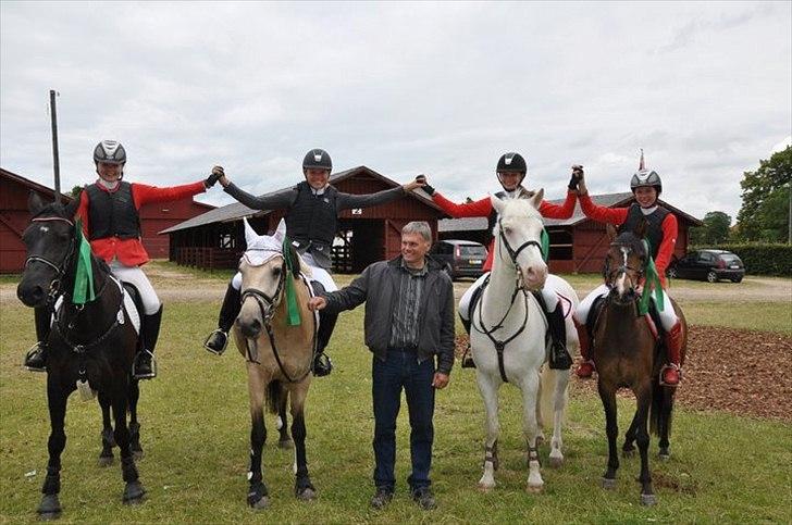 Anden særlig race FlyingSuprice A-pony - Nr 4. til DM hold 2011

set fra venstre: Rikke Skovro Stadelhofer&Inaara
Emilie aagaard andersen&Miss univers 
Verdens bedste træner-Lars fedder
Clara Bergman smit& Enghøjs Quincy blue
Og mig Nanna Støvring& StaldTOR's Flying Surprice billede 10