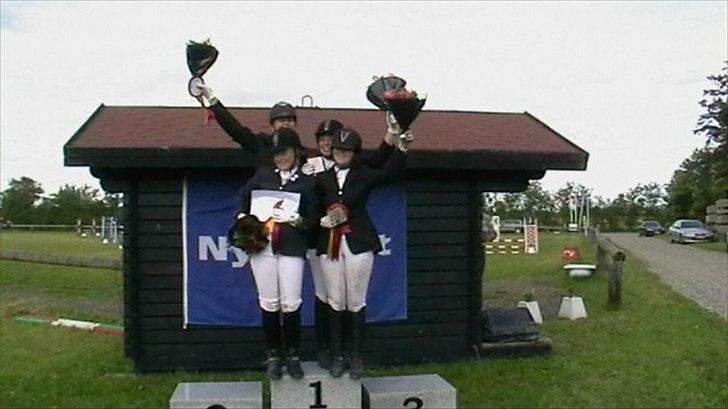 Dansk Varmblod Nørringsholms Play Red - Her har SRR holdet vundet, bestående af Annemette, Trine, Henriette og mig på Freddy selvfølgelig, vi red til 66,xx% :D billede 15