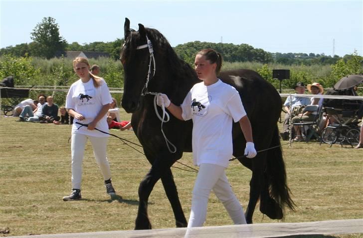Frieser Ingrid - Kåring 2006, her er Ditte og Sofie ved at være trætte. billede 8