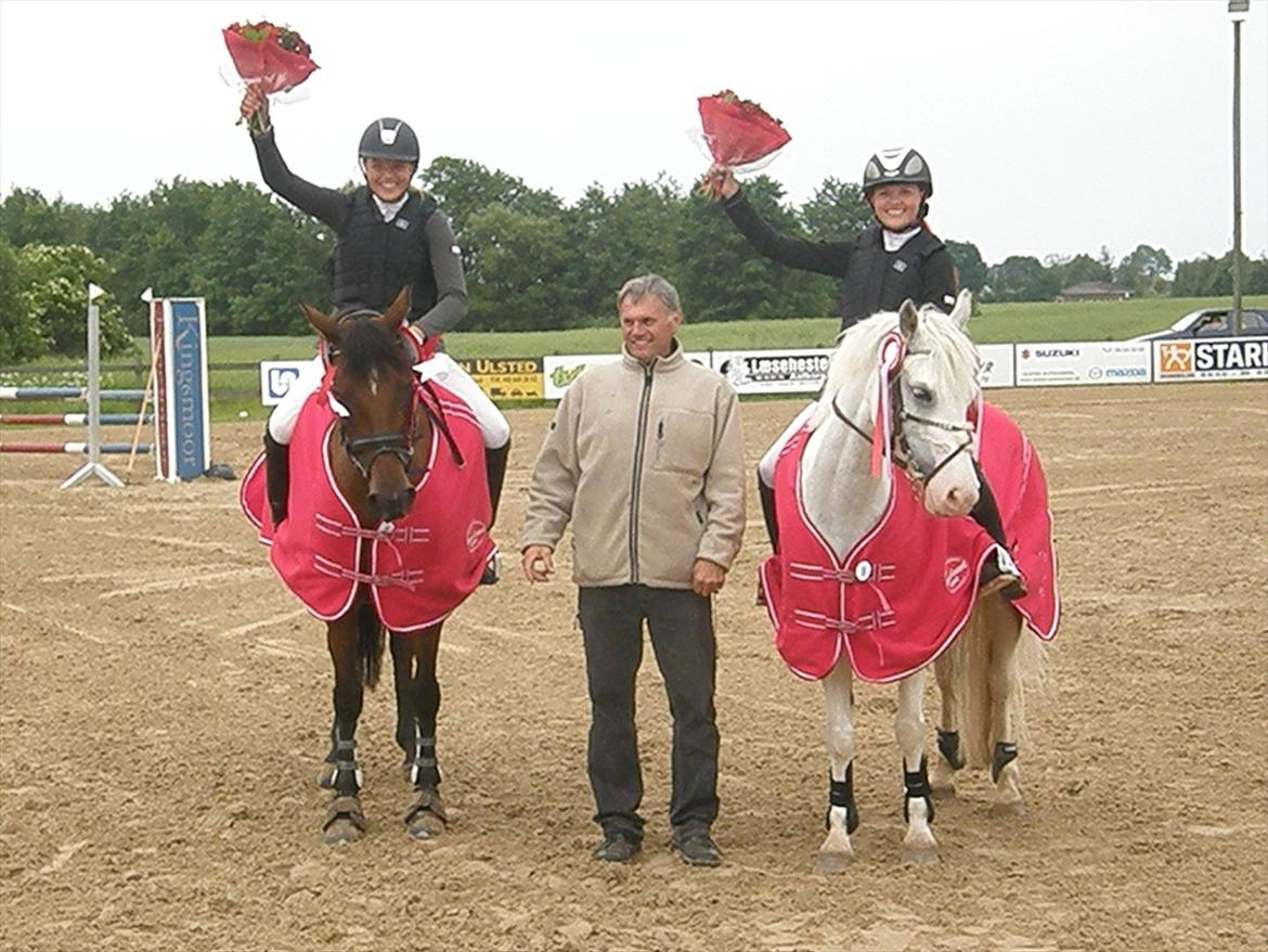 Anden særlig race Faithful´s Jamaica B-pony - Jamaica -Vinder af Distriktsmesterskab distrikt 14, 2011.
Emilie Aagaard Andersen, Lars Fedder (verdens bedste træner) & mig. billede 9