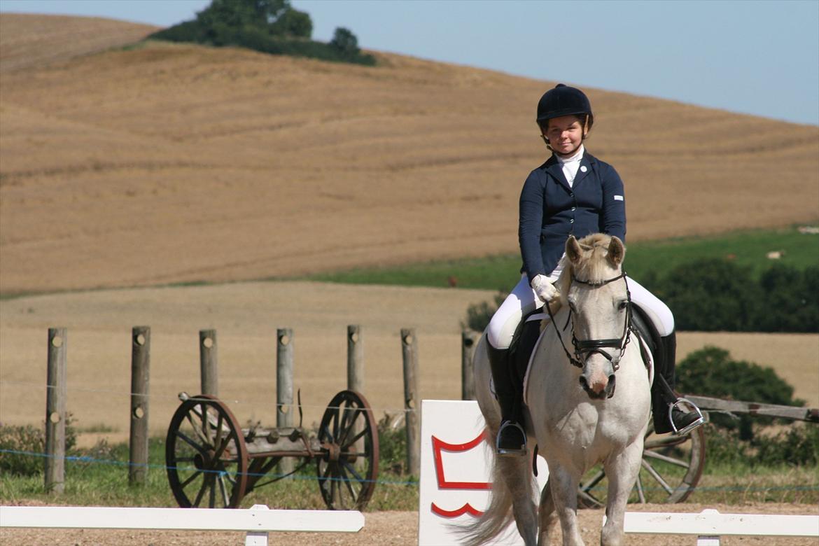 Anden særlig race Silver - Glad rytter & glad pony efter endt program. Vinder 2. plads. billede 7