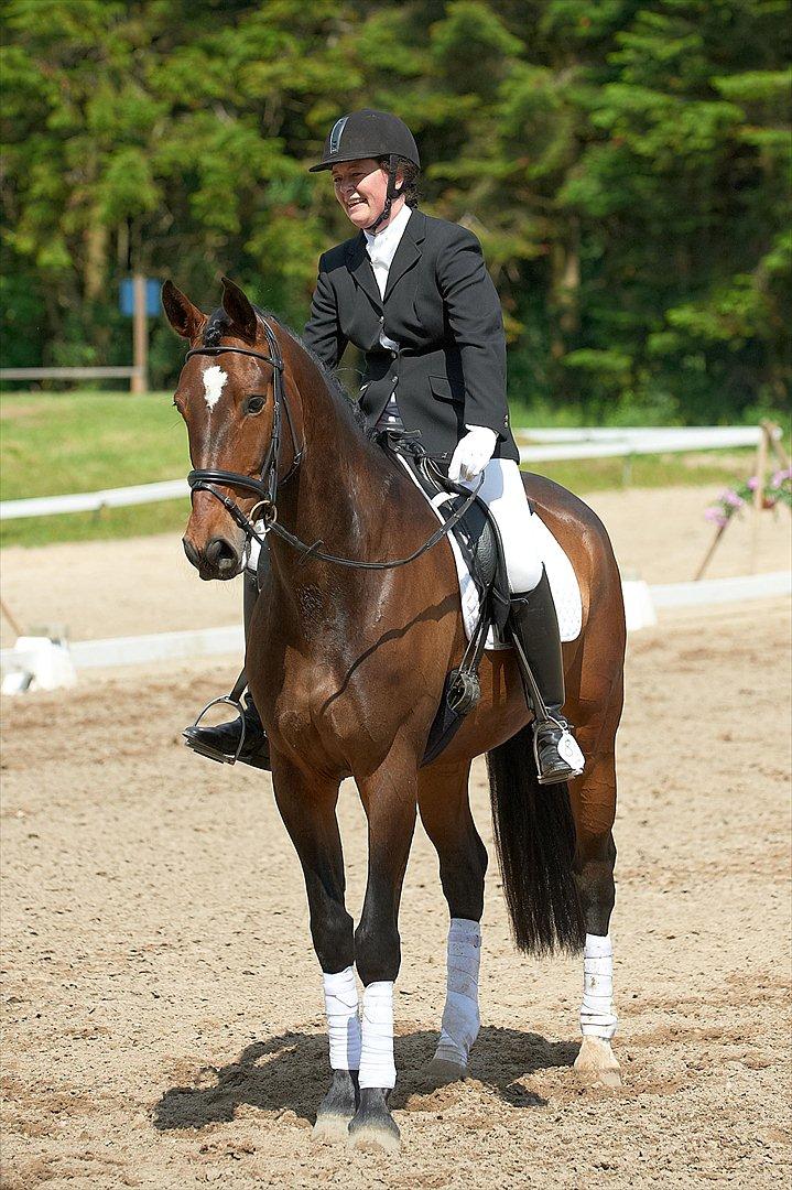 Oldenborg Højager Tobias - Debut udendørs - dommeren er lige stået ud af bilen for at hilse - lidt farligt :-) billede 2