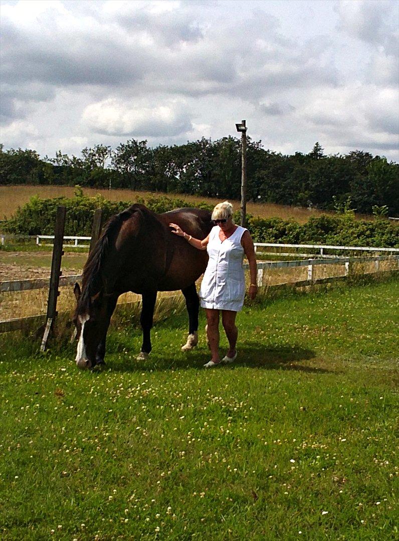 Oldenborg LARSEN - Sommer 2011: Min mormor og Larsen efter riding. billede 4