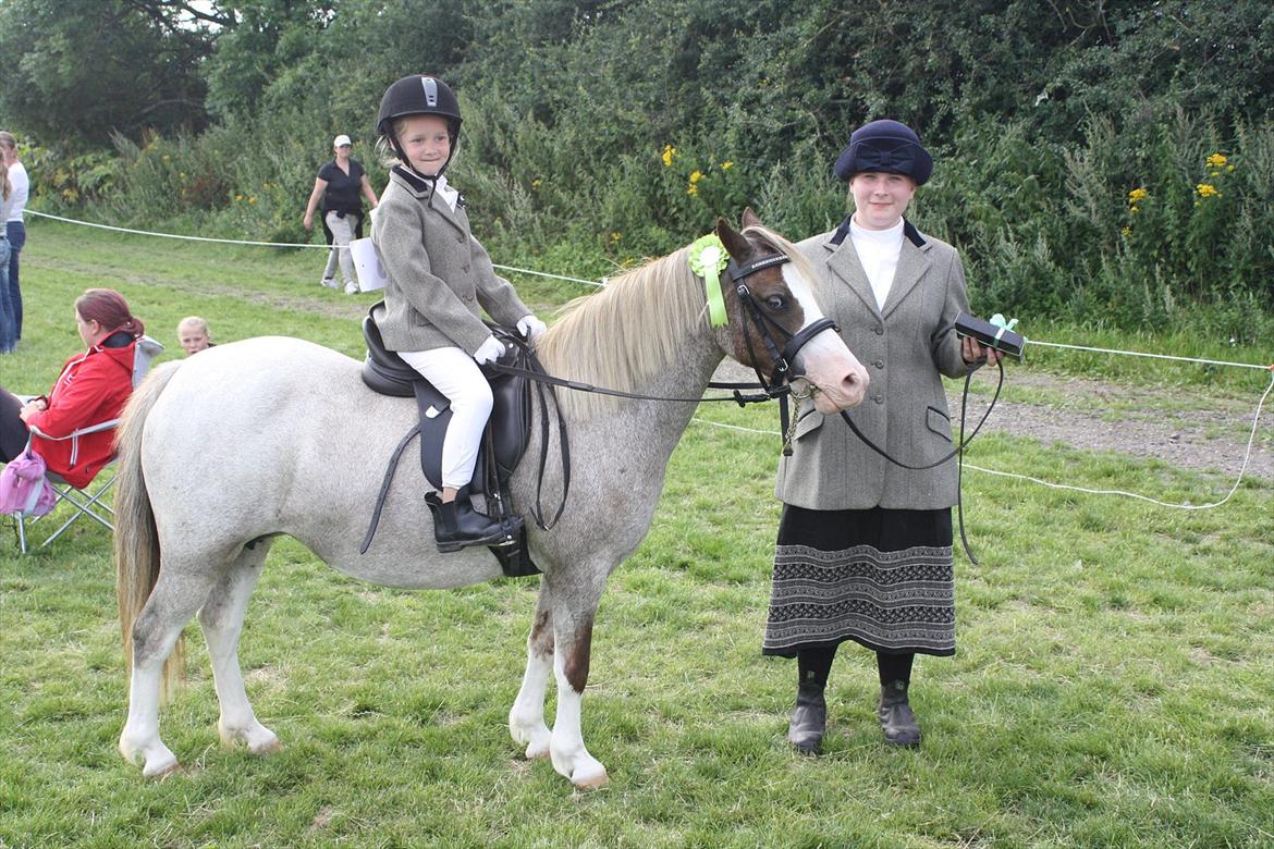 Welsh Mountain (sec A) Runshaw Ladi Lillith - Kåring 2011, Emma Rider Sally i lead rein med Julie som trækker. Nu er pony og rytter blevet 7 år. billede 4