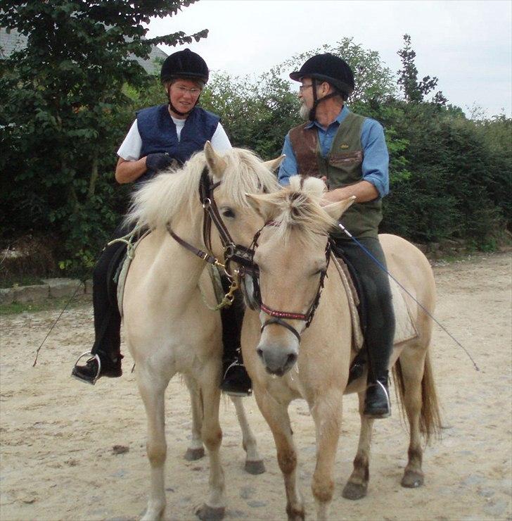 Fjordhest MUSSE ( Dejlig Pige) - Vi elsker dig Musse alle sammen.
Her på skov tur på Harrys gamle arbejdesplads Erholm gods hvor Musse og Harry har Mig og Augusta med billede 19