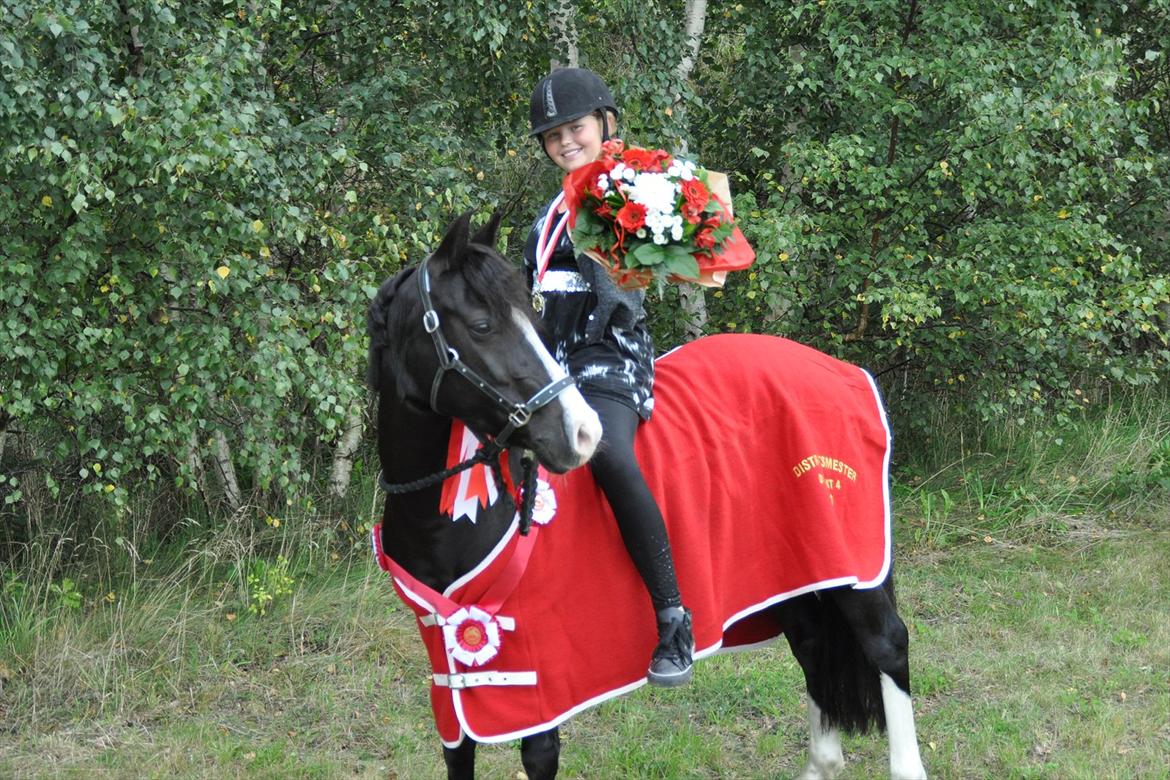 Anden særlig race Blue Eye´D Girl - A pony SOLGT! - 9. Putte og mig med æredækknet og de flotte blomster <3 billede 9