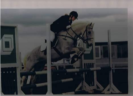 Anden særlig race Oliver*R.I.P -17/12 2007* - Her er mig og Oliver til distriktsstævne i Boller Rideklub  billede 3